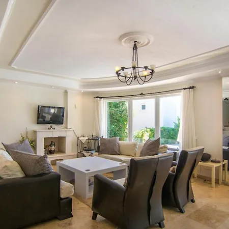 Villa Sleeps 6 Pool Air Con Wifi *