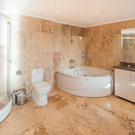 Sleeps 6 Pool Air Con Wifi וילה