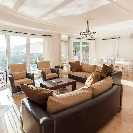 Sleeps 6 Pool Air Con Wifi וילה *